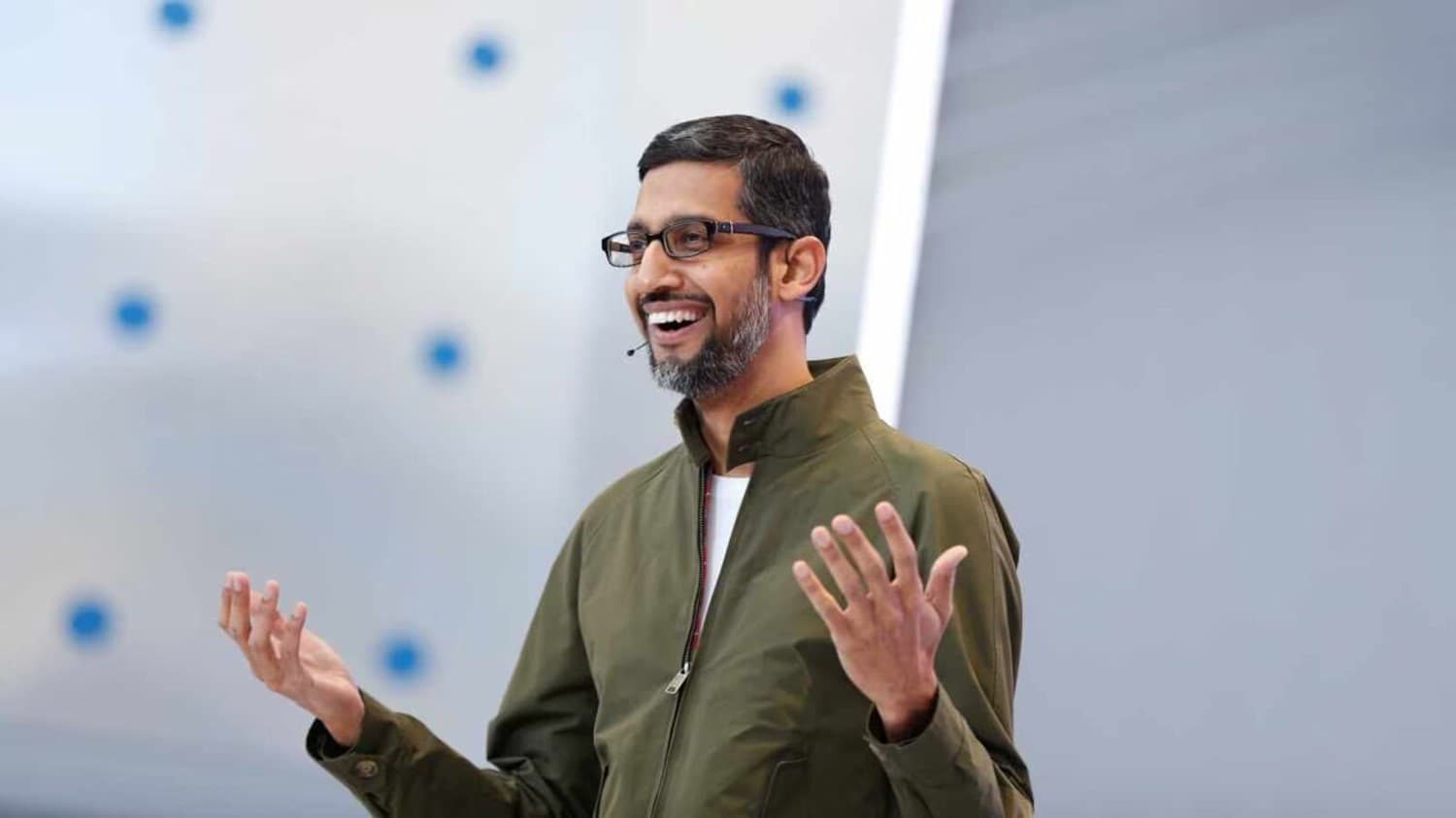 google-ceo-su-sundar-pichai-eyni-anda-10-dan-cox-smartfondan-istifade-edir